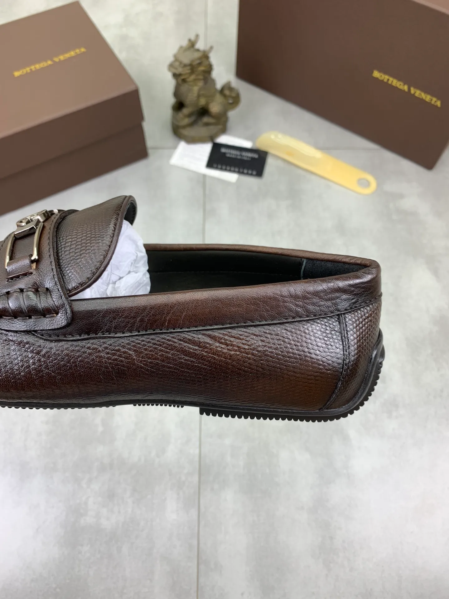 Men's men's shoes 💰p420 [New model] Water-dyed cow leather 💰High-quality business beanie shoes 💎💎💎 bottega veneta official website synchronizes the latest top version of bv in the market, accepts material comparison, shoe type comparison, process comparison, practical and textured, versatile and suitable for any occasion, the more you look at it, the more it tastes. Purely hand-woven craftsmanship - Upper material, ostrich pattern calfskin imported from Italy - High-quality water-dyed cowhide inside - Original private model customized outsole - Size: 39-44 (38 45 can be customized) Color: black or brown optional